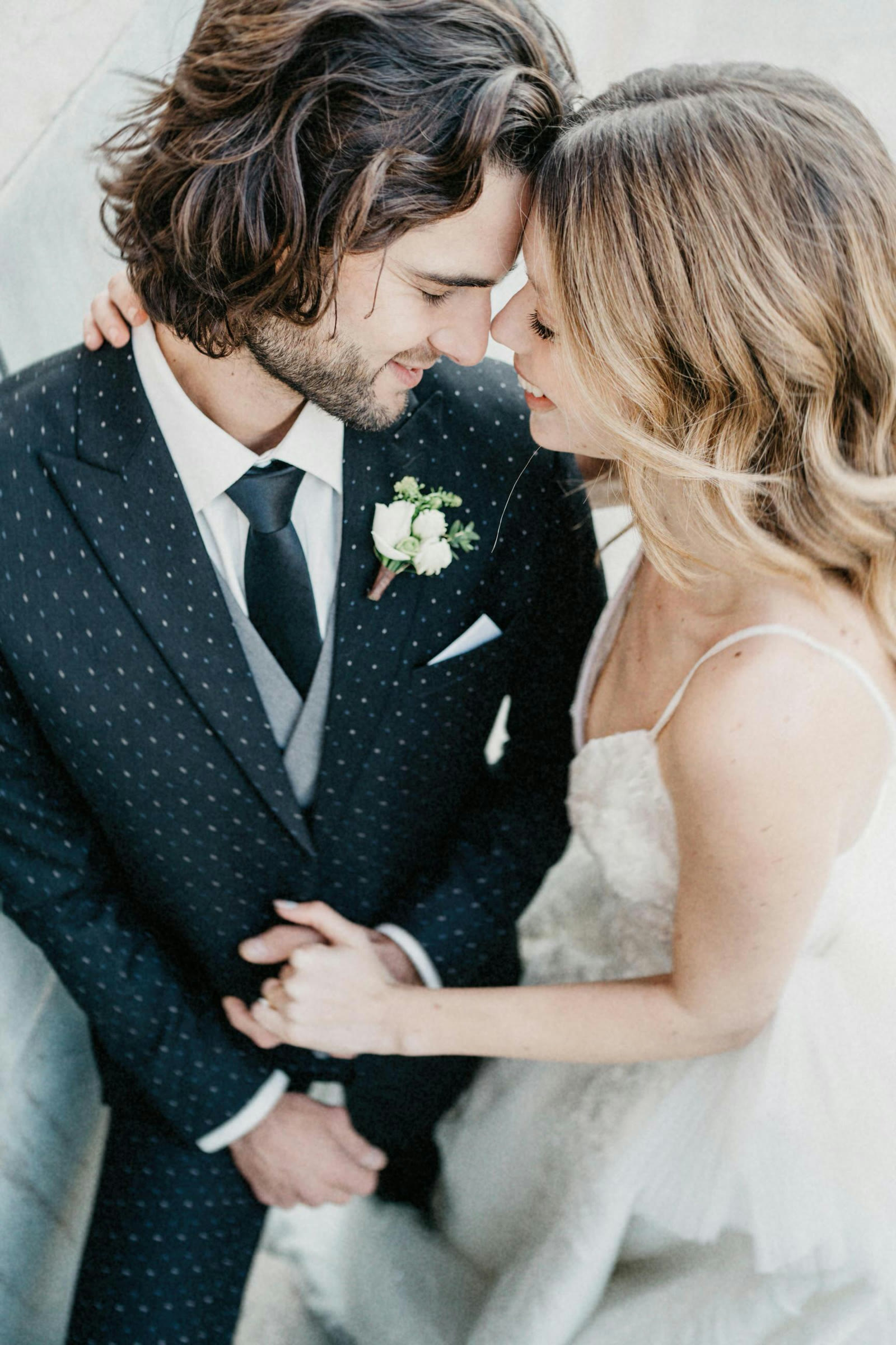 Pareja de boda frente con frente, momento íntimo