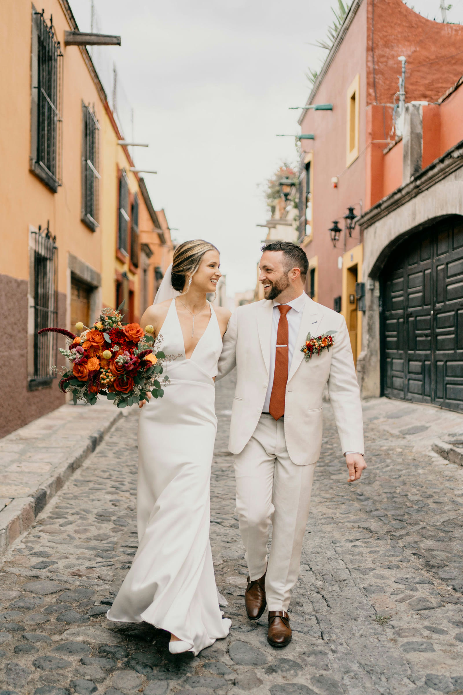 Pareja de boda caminando, dirigida por Fernando Ruiz