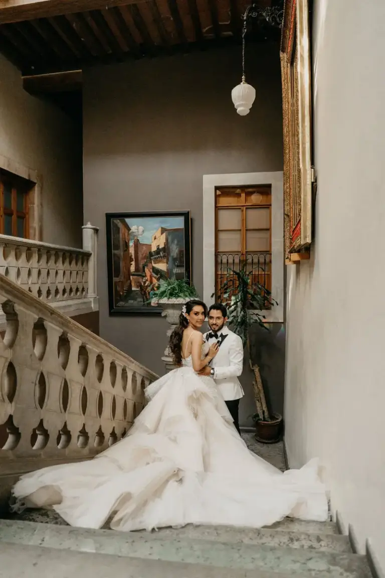 Bride portraits and Ianndey dress details, wedding in Guanajuato