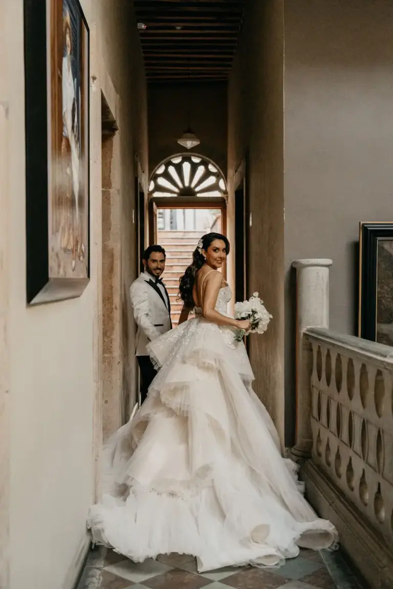 Bride portraits and Ianndey dress details, wedding in Guanajuato