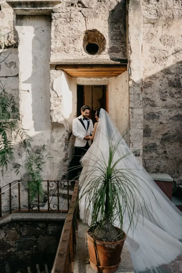 Bride portraits and Ianndey dress details, wedding in Guanajuato