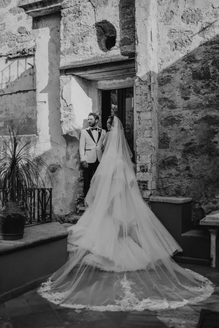 Bride portraits and Ianndey dress details, wedding in Guanajuato