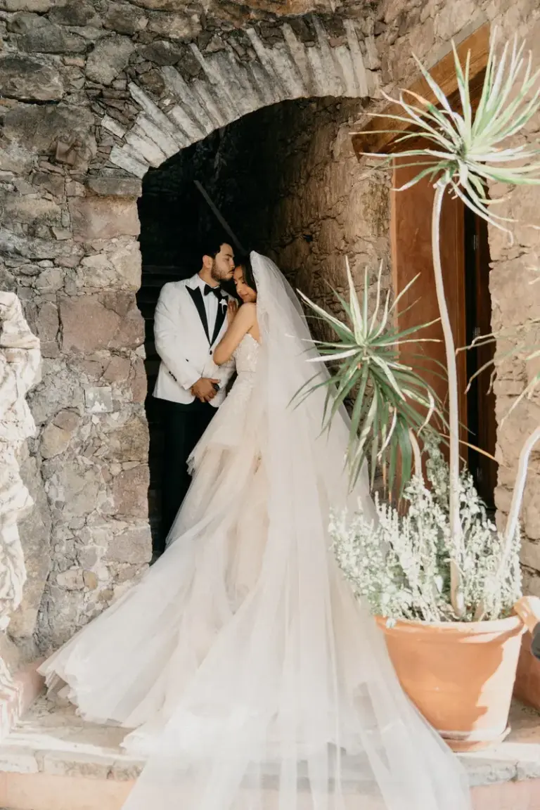 Bride portraits and Ianndey dress details, wedding in Guanajuato