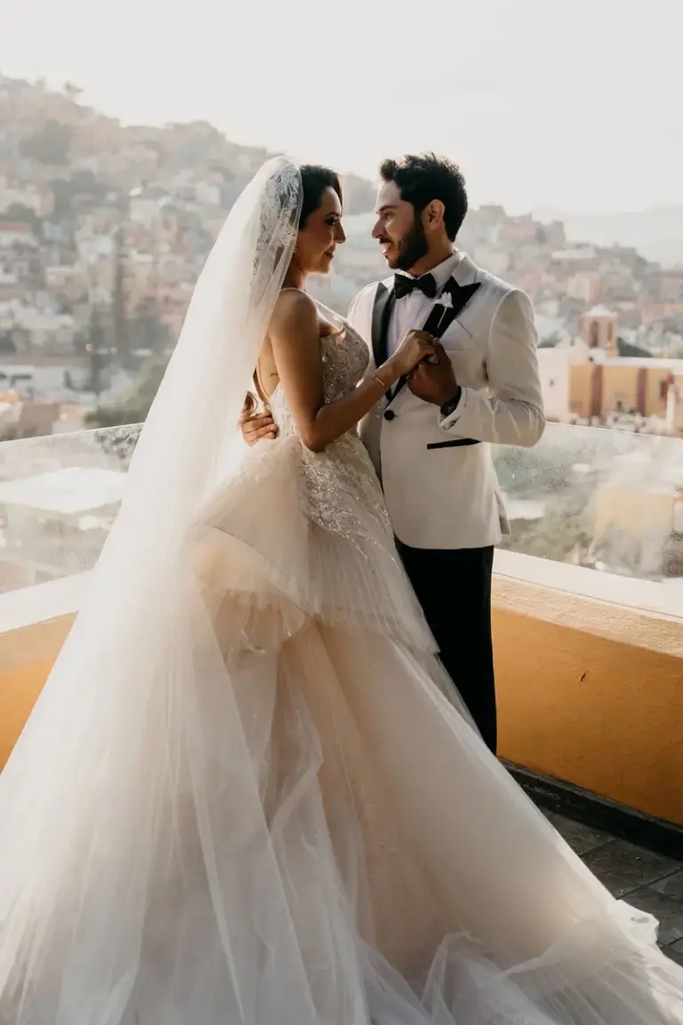Bride portraits and Ianndey dress details, wedding in Guanajuato