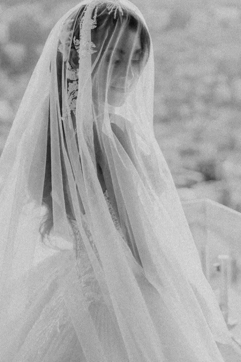 Bride portraits and Ianndey dress details, wedding in Guanajuato