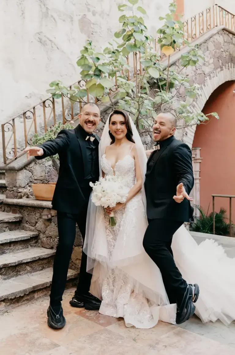 Bride portraits and Ianndey dress details, wedding in Guanajuato