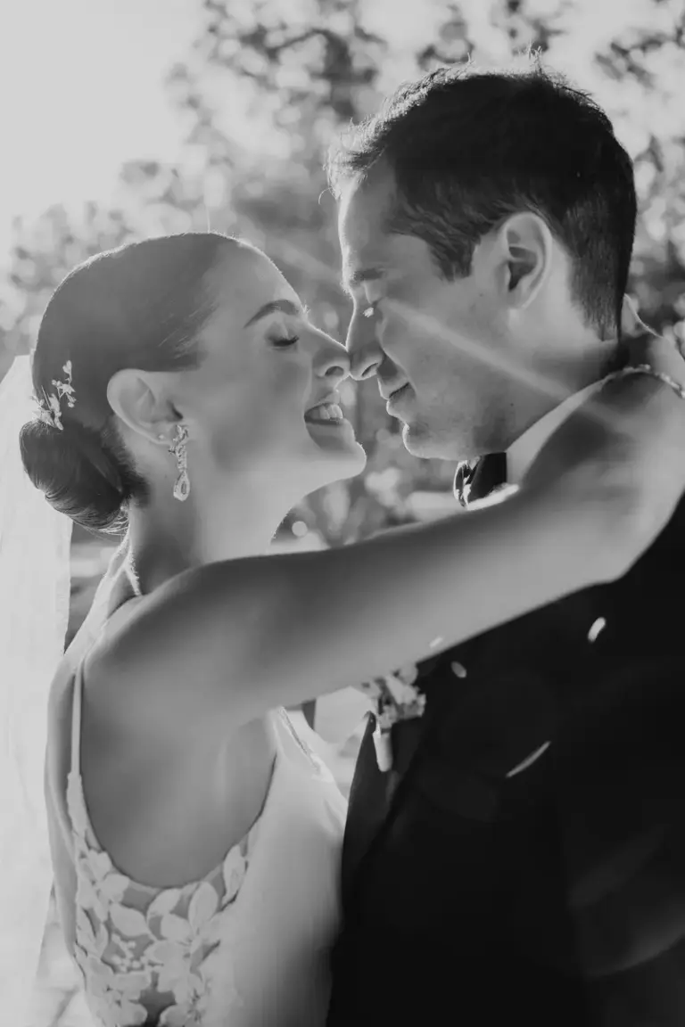 Retratos de los novios en Complejo Aura, León, Guanajuato