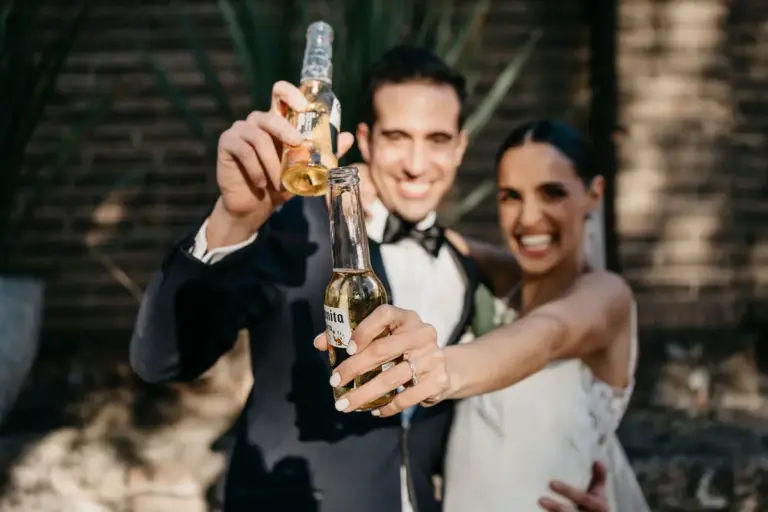 Retratos de los novios en Complejo Aura, León, Guanajuato