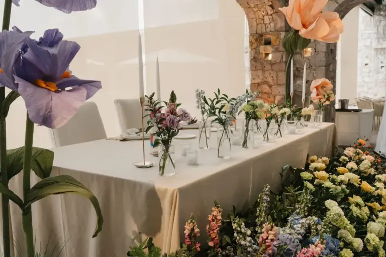 Flores de papel gigantes y detalles de la boda en Hacienda Los Arcángeles, San Miguel de Allende