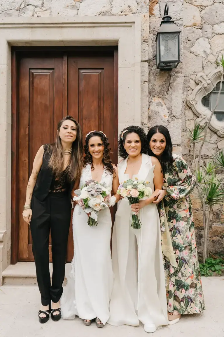 Las novias con sus seres queridos en Hacienda Los Arcángeles, San Miguel de Allende