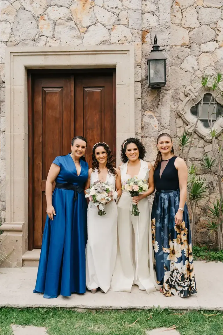 Las novias con sus seres queridos en Hacienda Los Arcángeles, San Miguel de Allende