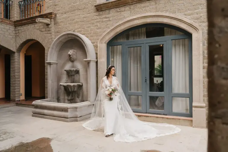 Retrato de novia junto a la fuente en Hacienda Los Arcángeles, San Miguel de Allende