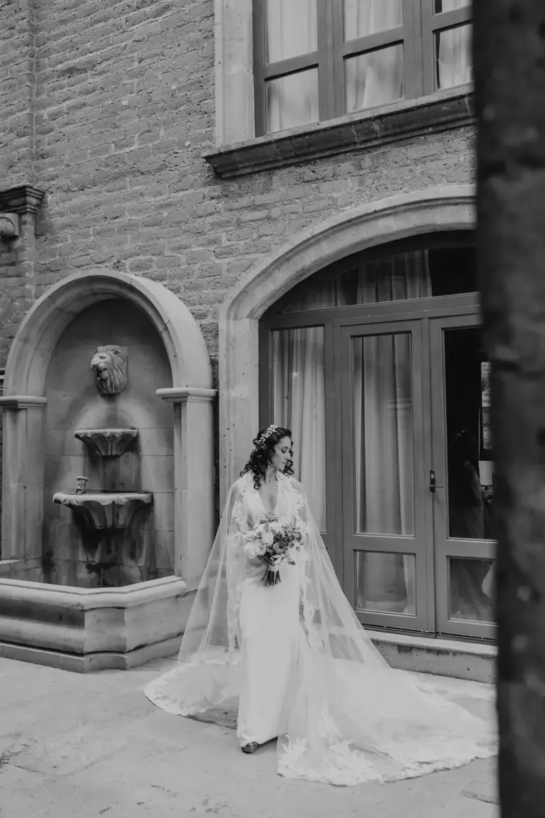 Retrato de novia junto a la fuente en Hacienda Los Arcángeles, San Miguel de Allende