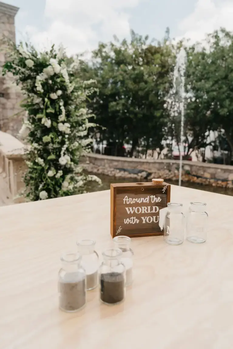 Flores de papel gigantes y detalles de la boda en Hacienda Los Arcángeles, San Miguel de Allende