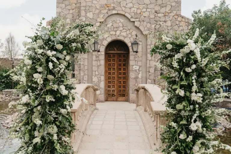 Flores de papel gigantes y detalles de la boda en Hacienda Los Arcángeles, San Miguel de Allende