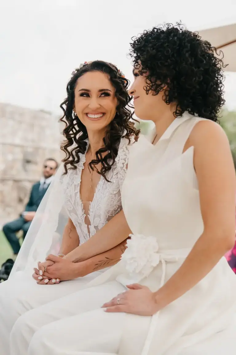 Dos novias compartiendo un momento de risa en su boda