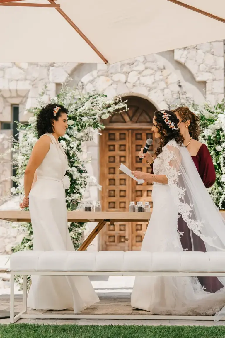 Primer beso de las novias en su boda en San Miguel de Allende