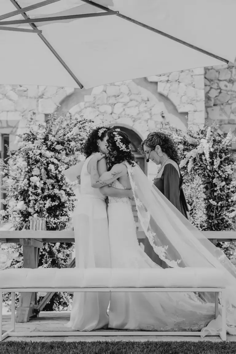 Primer beso de las novias en su boda en San Miguel de Allende