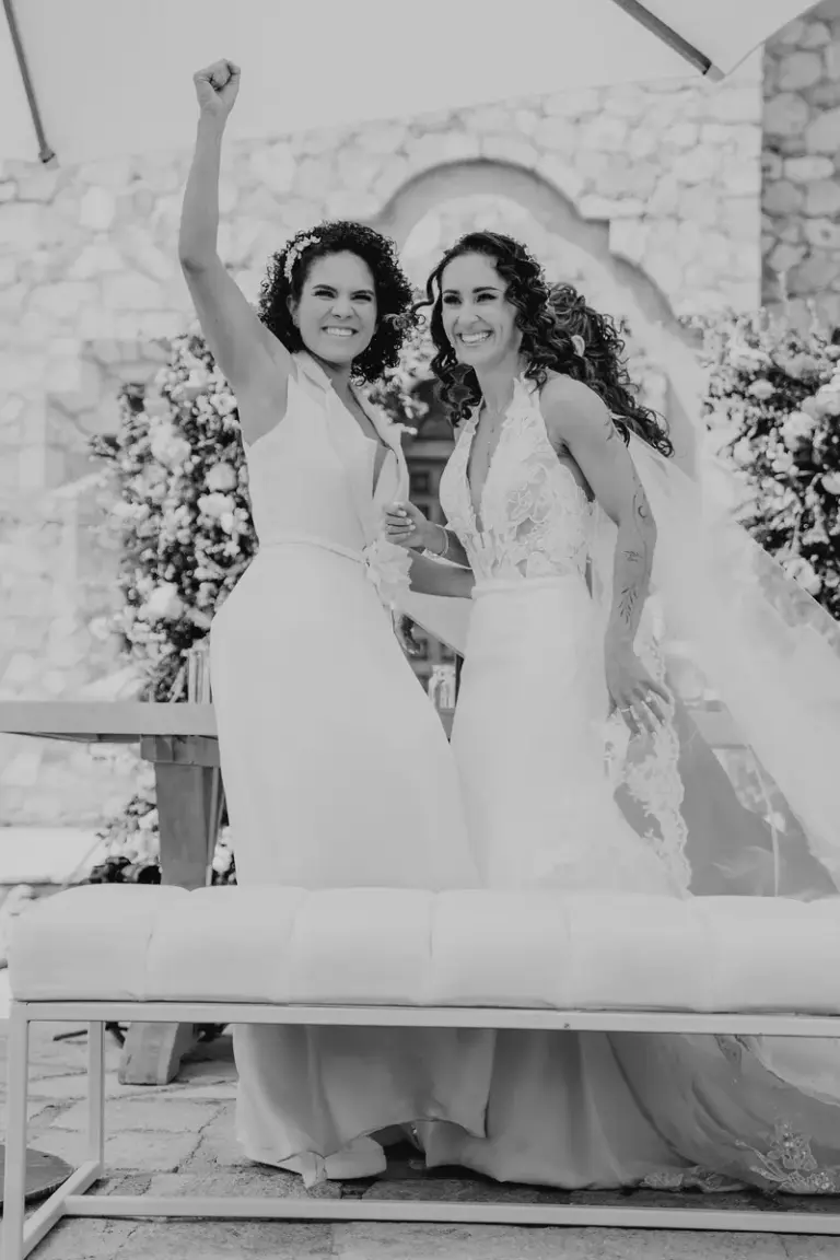 Las novias celebran con los ramos en alto en San Miguel de Allende