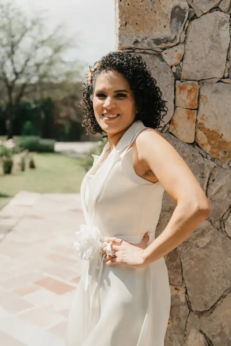 Retrato de novia junto a la fuente en Hacienda Los Arcángeles, San Miguel de Allende