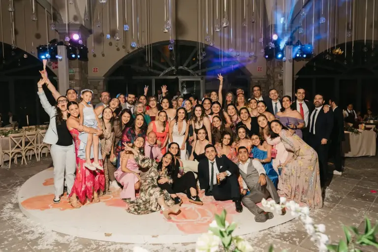 Foto grupal de cierre en una boda en Hacienda Los Arcángeles, San Miguel de Allende