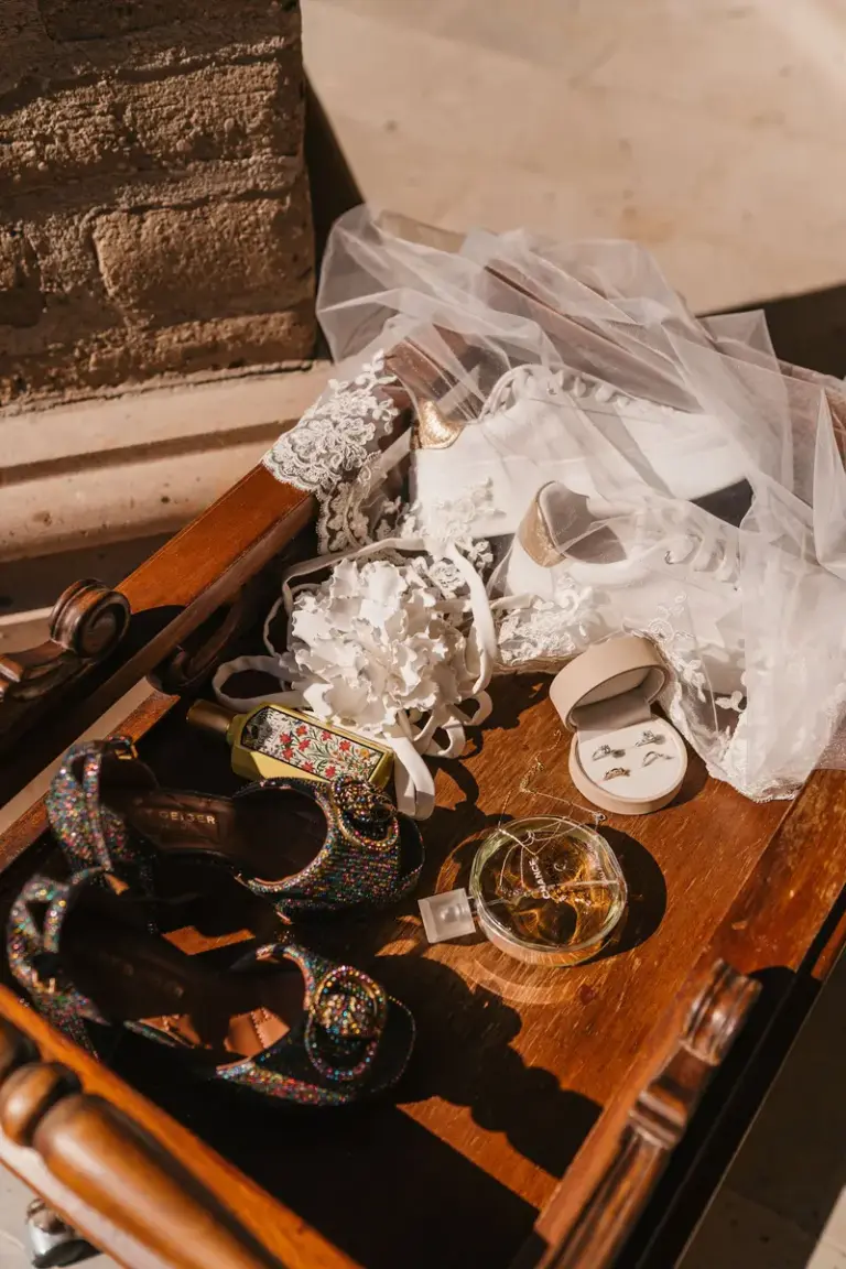 Detalles de novia antes de la boda en Hacienda Los Arcángeles, San Miguel de Allende