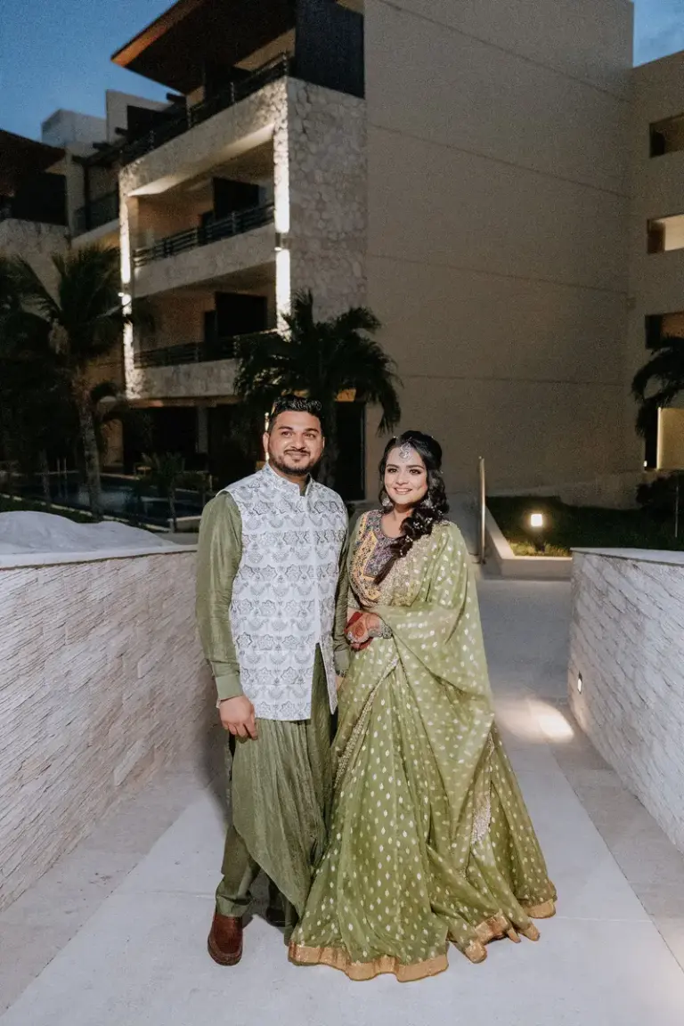 Boda hindú en Royalton Riviera Cancún, la bienvenida y el mehndi: retrato pareja.