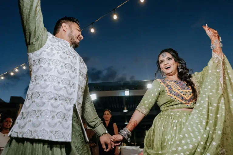 Boda hindú en Royalton Riviera Cancún, la bienvenida y el mehndi: baile pareja.