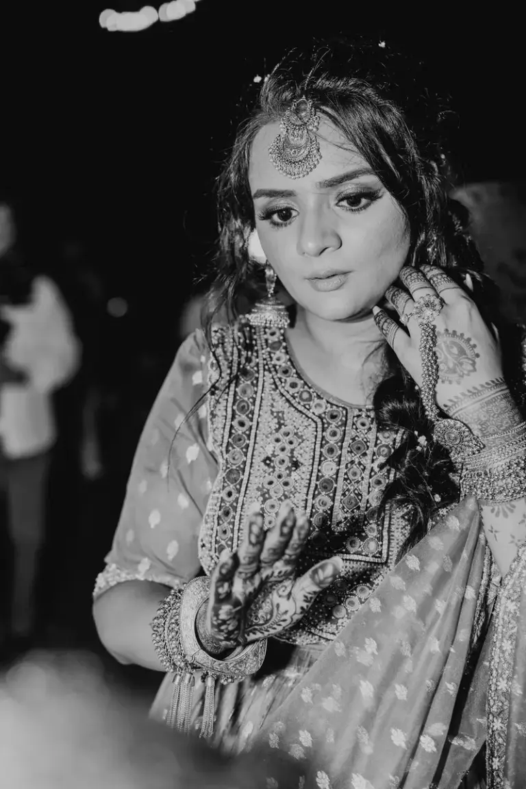 Boda hindú en Royalton Riviera Cancún, la bienvenida y el mehndi: retrato novia en blanco y negro.