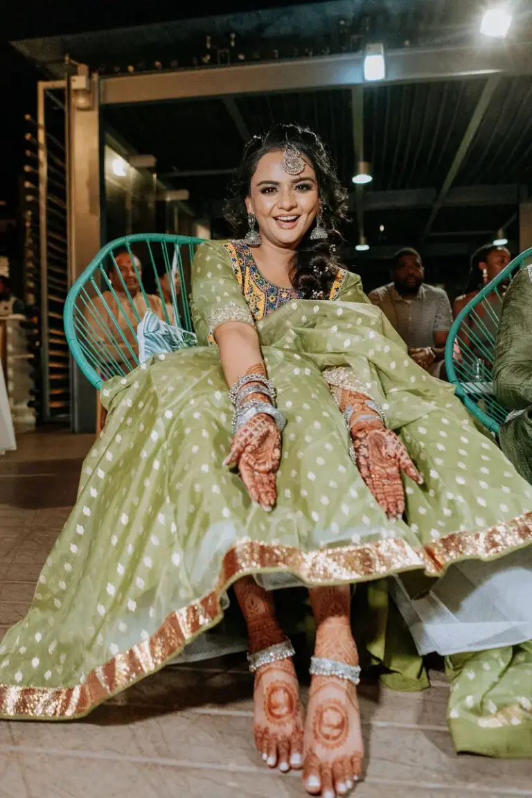 Boda hindú en Royalton Riviera Cancún, la bienvenida y el mehndi: retrato novia henna.