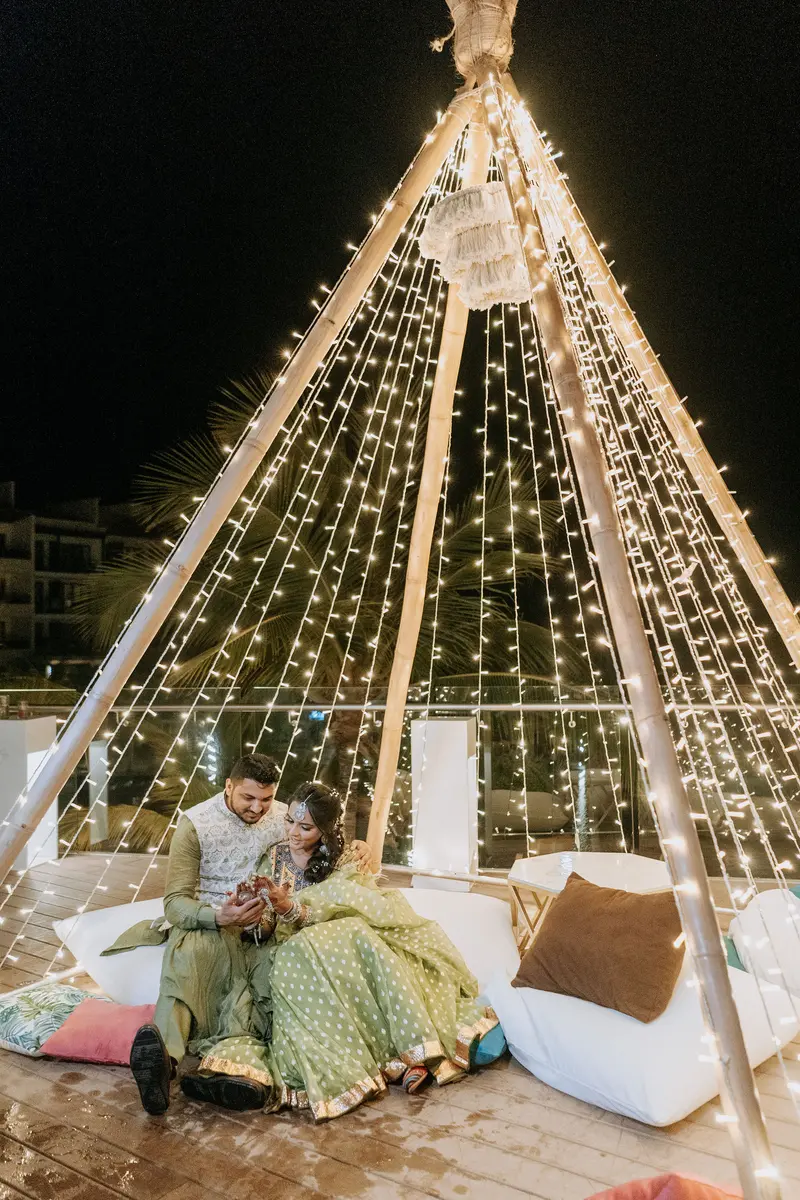 Hindu wedding at Royalton Riviera Cancún, the welcome and the mehndi: couple at the teepee.
