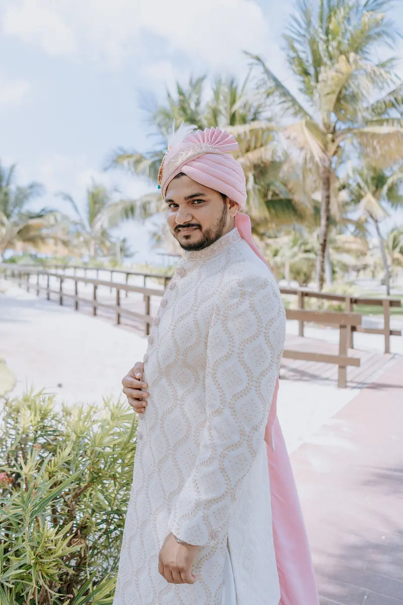 Hindu wedding at Royalton Riviera Cancún, the wedding day: first look , groom.