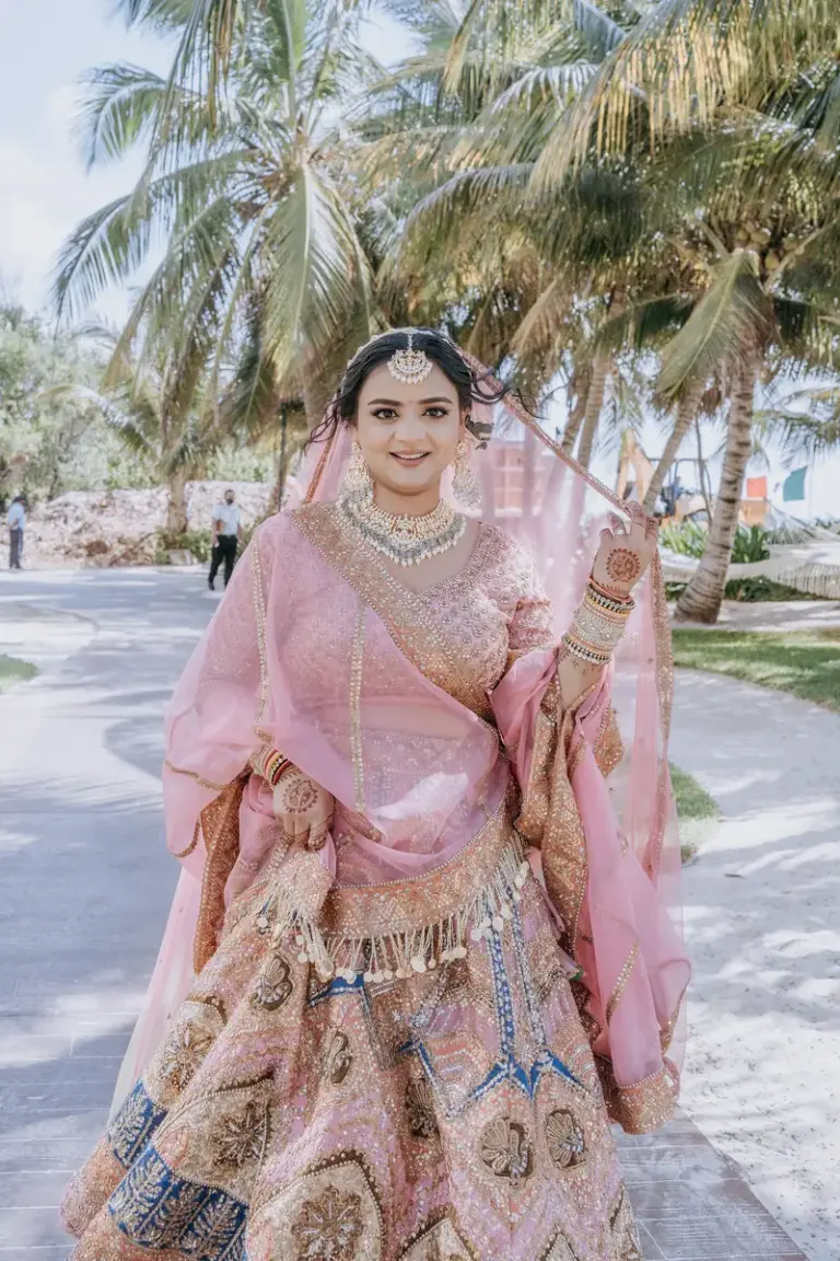 Boda hindú en Royalton Riviera Cancún, el día de la boda: primer vistazo , novia.