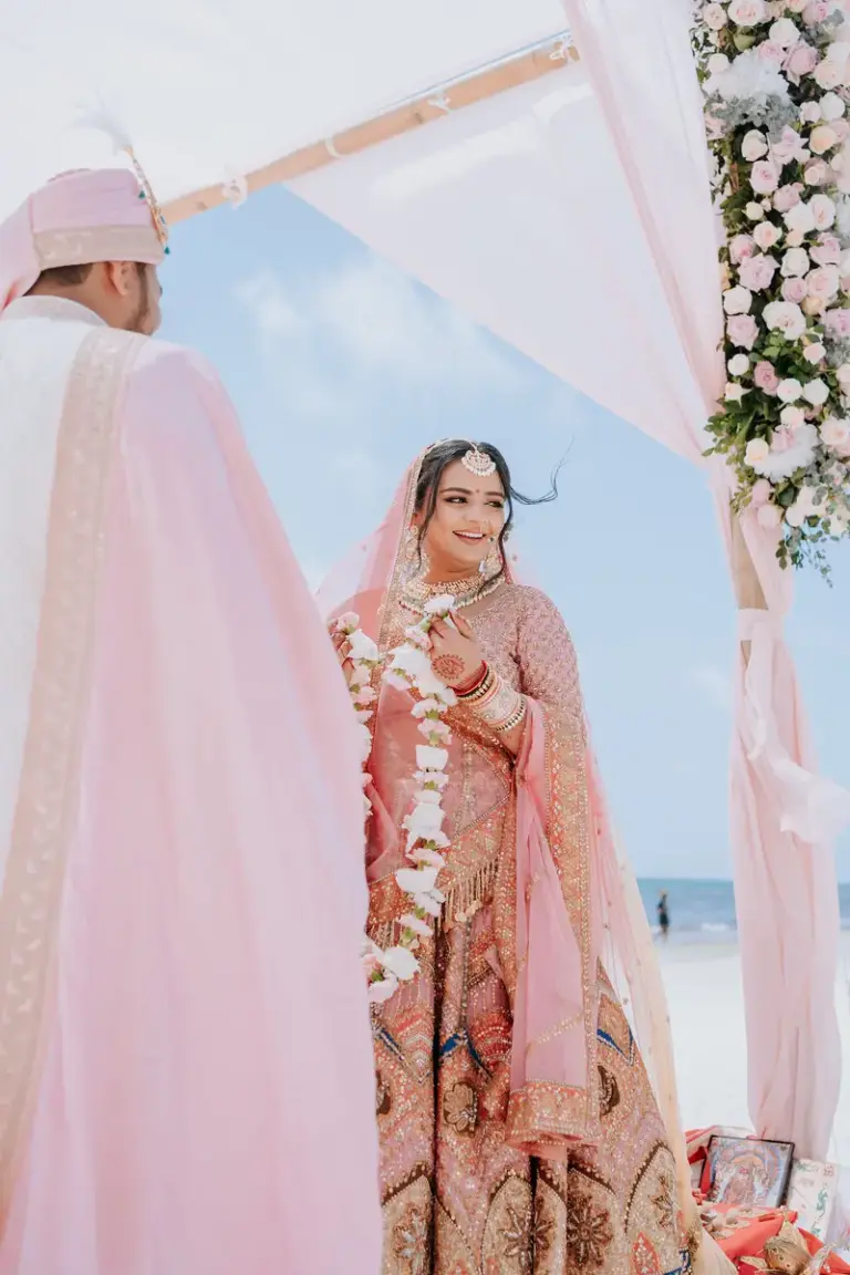 Boda hindú en Royalton Riviera Cancún, el día de la boda: novia en el mandap.