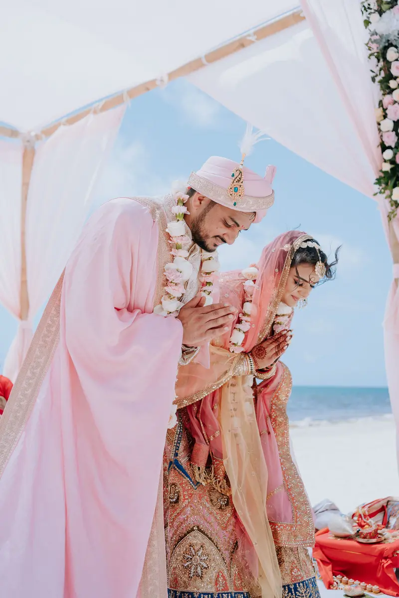 Hindu wedding at Royalton Riviera Cancún, the wedding day: tender gesture.