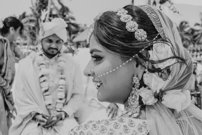 Boda hindú en Royalton Riviera Cancún, el día de la boda: pareja perfil en blanco y negro.