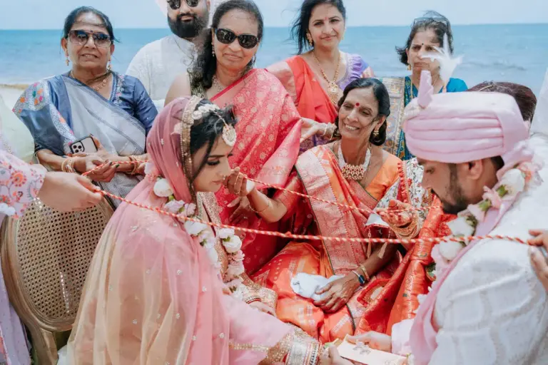 Boda hindú en Royalton Riviera Cancún, el día de la boda: novia riendo en el ritual.