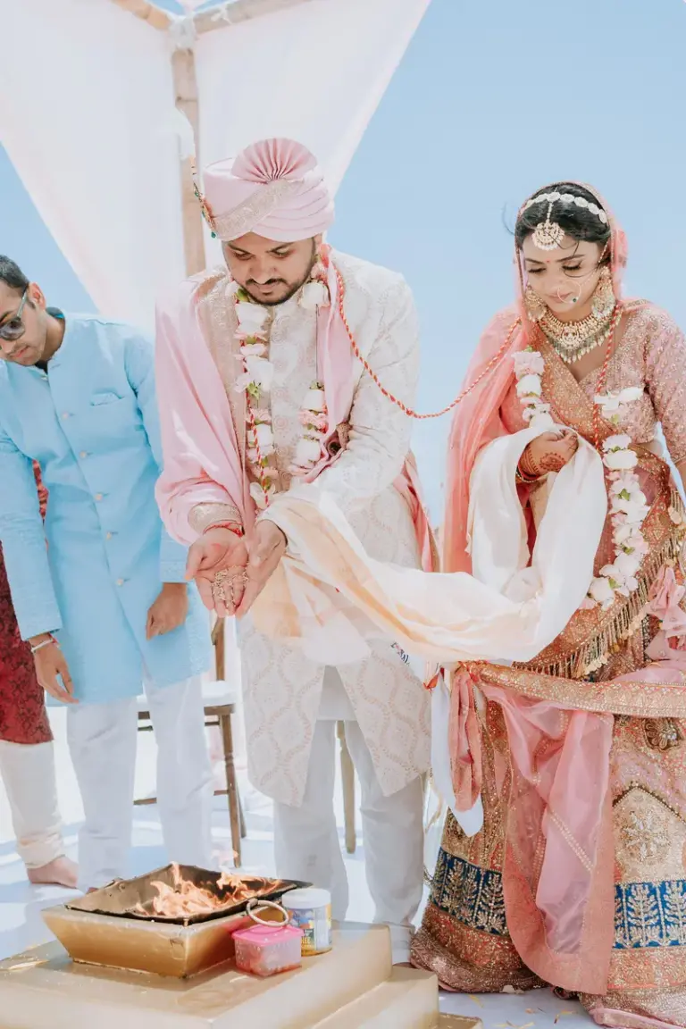 Boda hindú en Royalton Riviera Cancún, el día de la boda: vueltas rituales , prendas anudadas.