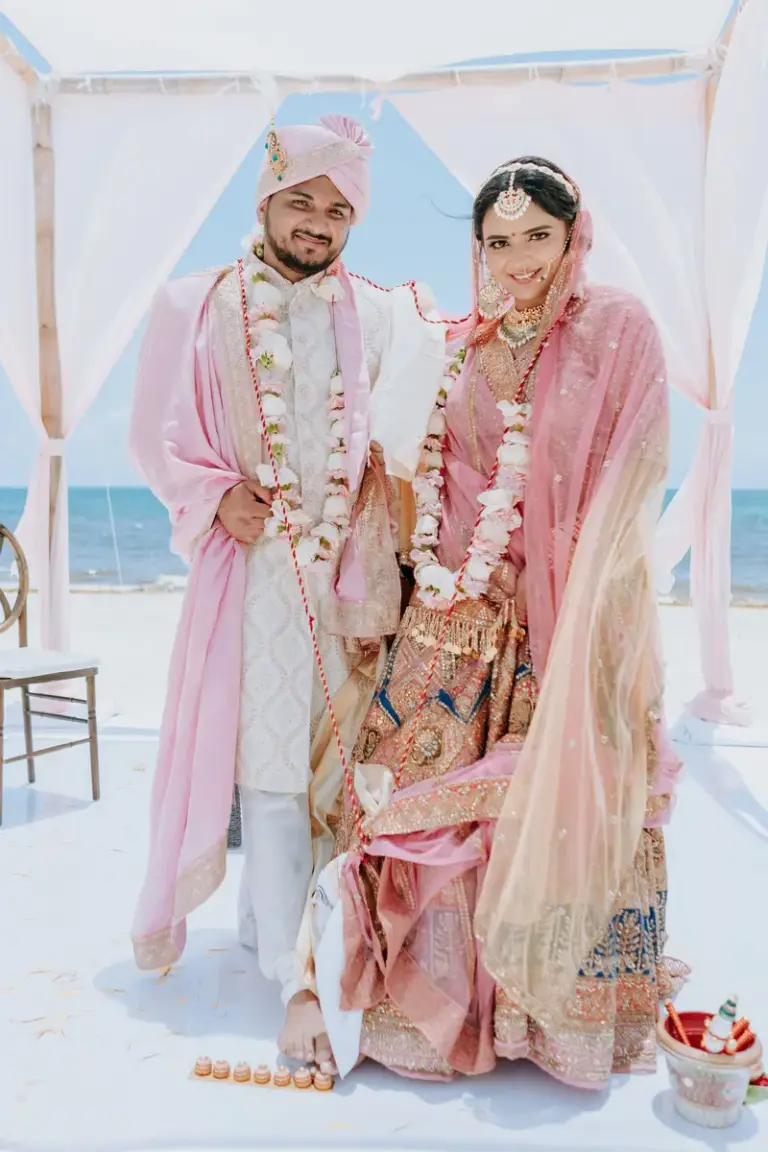 Boda hindú en Royalton Riviera Cancún, el día de la boda: pareja de cuerpo entero.