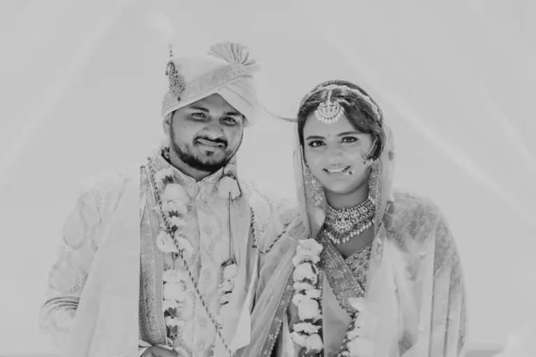 Boda hindú en Royalton Riviera Cancún, el día de la boda: pareja sonriendo en blanco y negro.