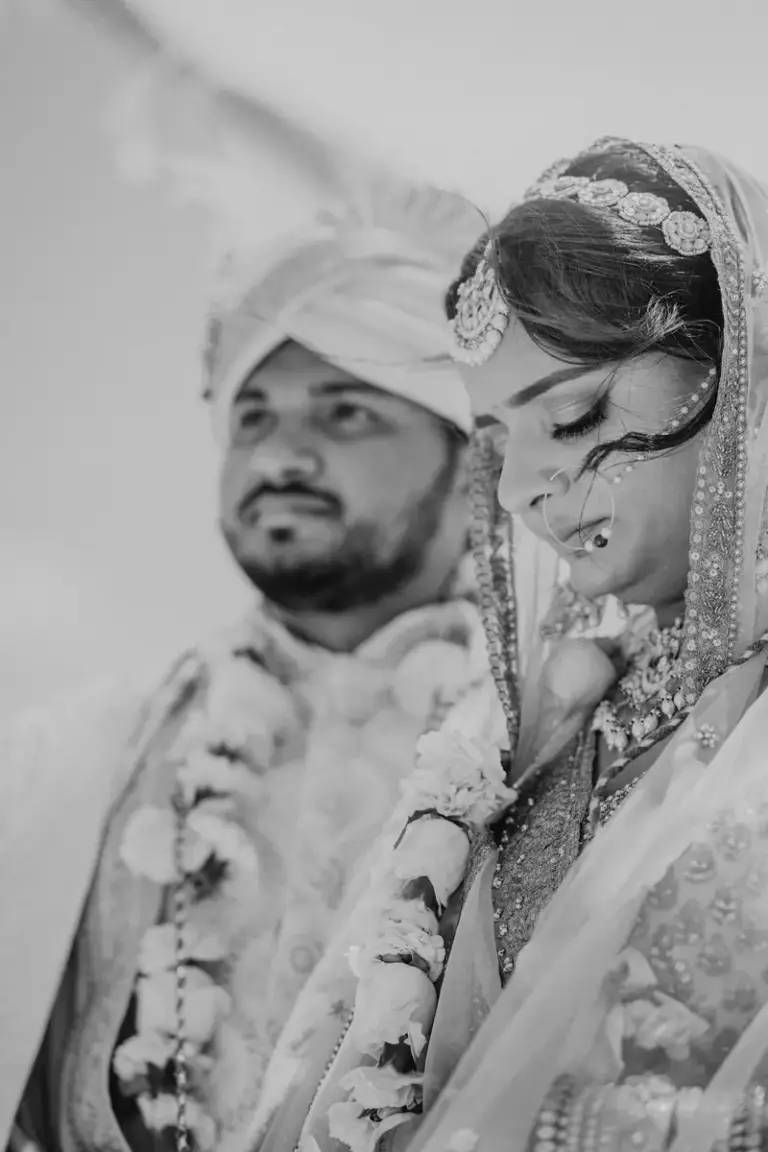 Boda hindú en Royalton Riviera Cancún, el día de la boda: retrato del novio en blanco y negro.