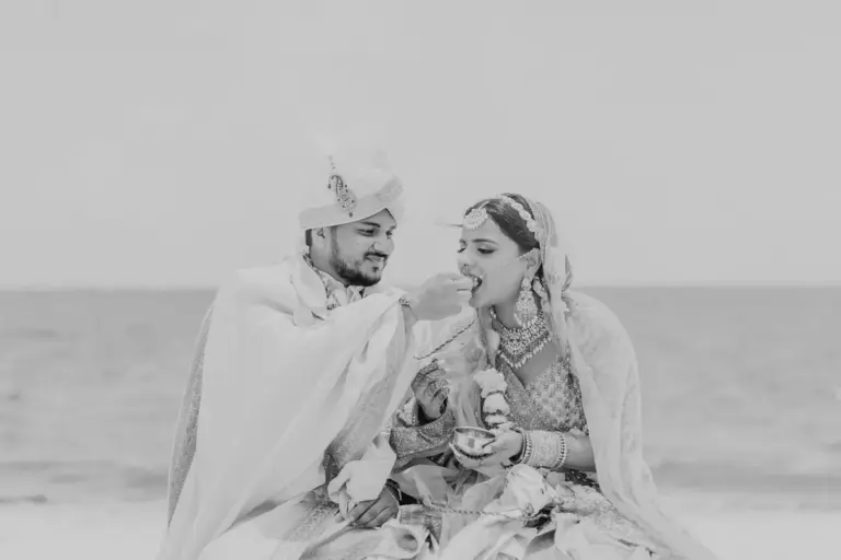 Boda hindú en Royalton Riviera Cancún, el día de la boda: pareja intima en blanco y negro.