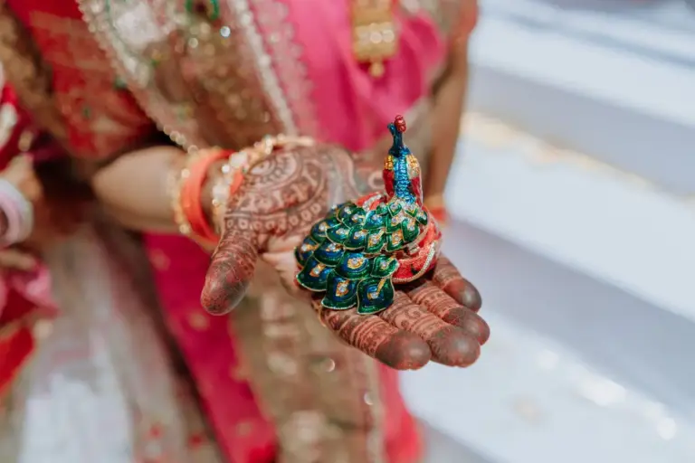 Boda hindú en Royalton Riviera Cancún, el día de la boda: henna con pavo real.