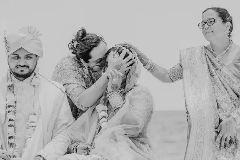 Boda hindú en Royalton Riviera Cancún, el día de la boda: novio emocionado con su madre.