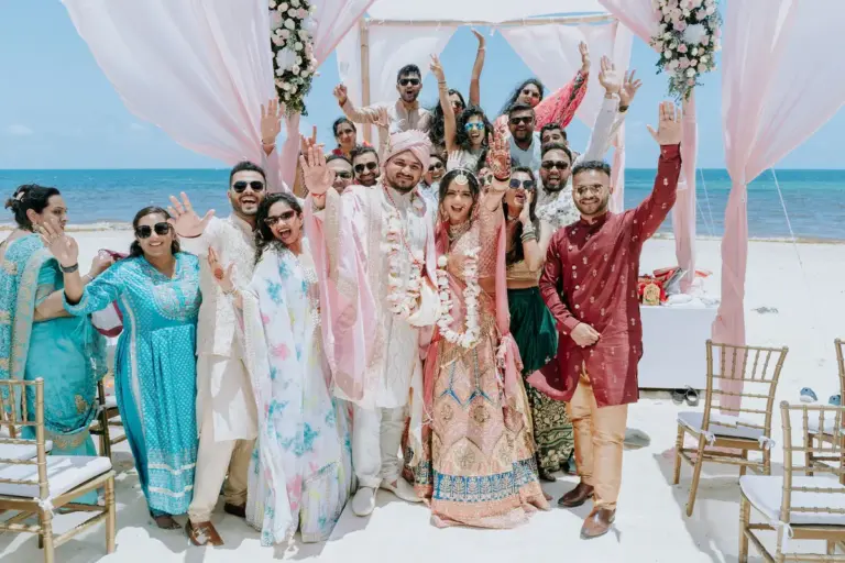 Boda hindú en Royalton Riviera Cancún, el día de la boda: foto de grupo grande.