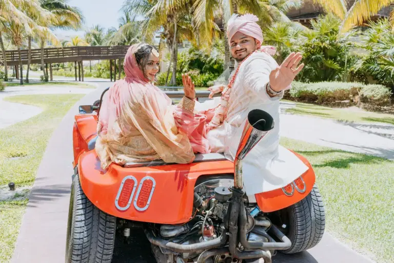 Boda hindú en Royalton Riviera Cancún, el día de la boda: carrito , brazo en alto.