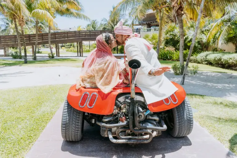 Boda hindú en Royalton Riviera Cancún, el día de la boda: beso en el carrito.