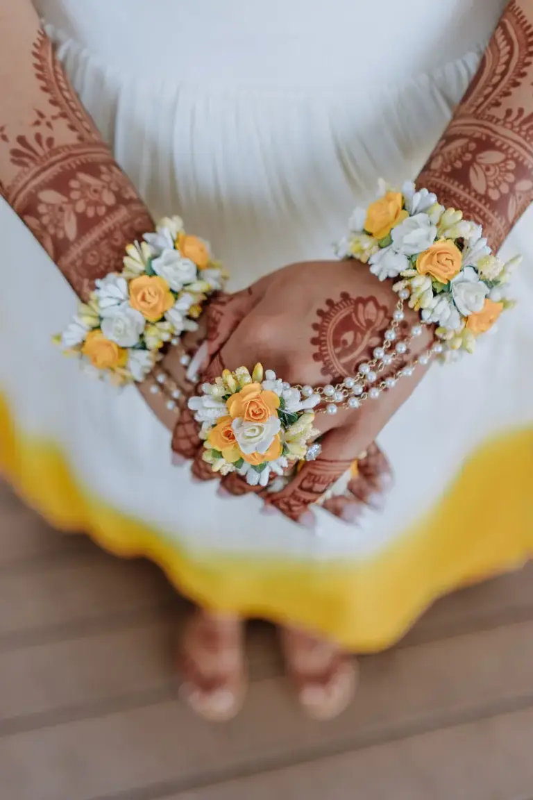 Boda hindú en Royalton Riviera Cancún, el haldi: preparativos , manos.