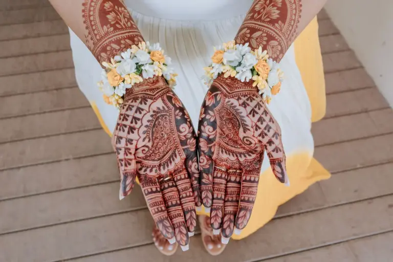 Boda hindú en Royalton Riviera Cancún, el haldi: preparativos , mehndi.