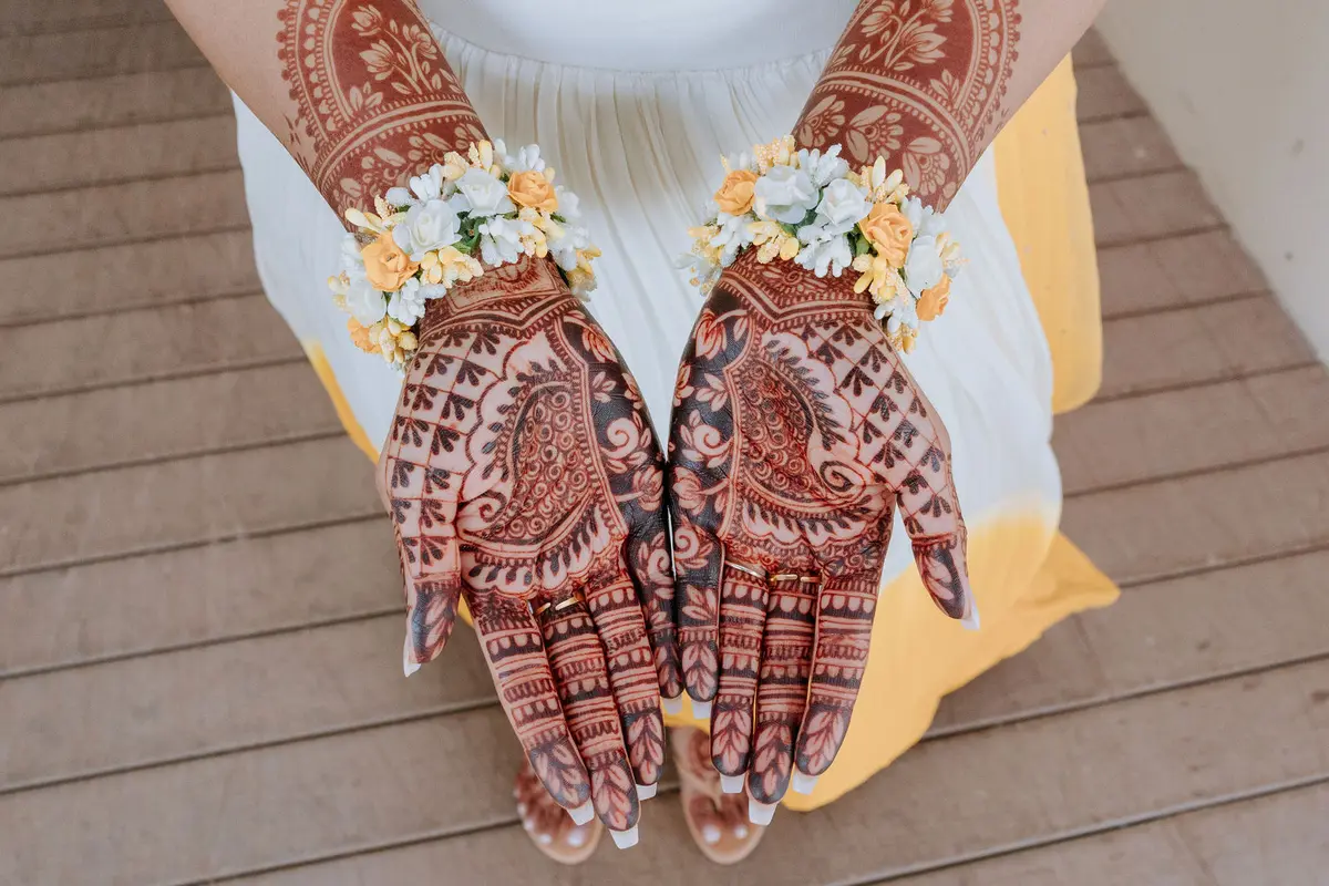 Hindu wedding at Royalton Riviera Cancún, the haldi: getting ready , mehndi.